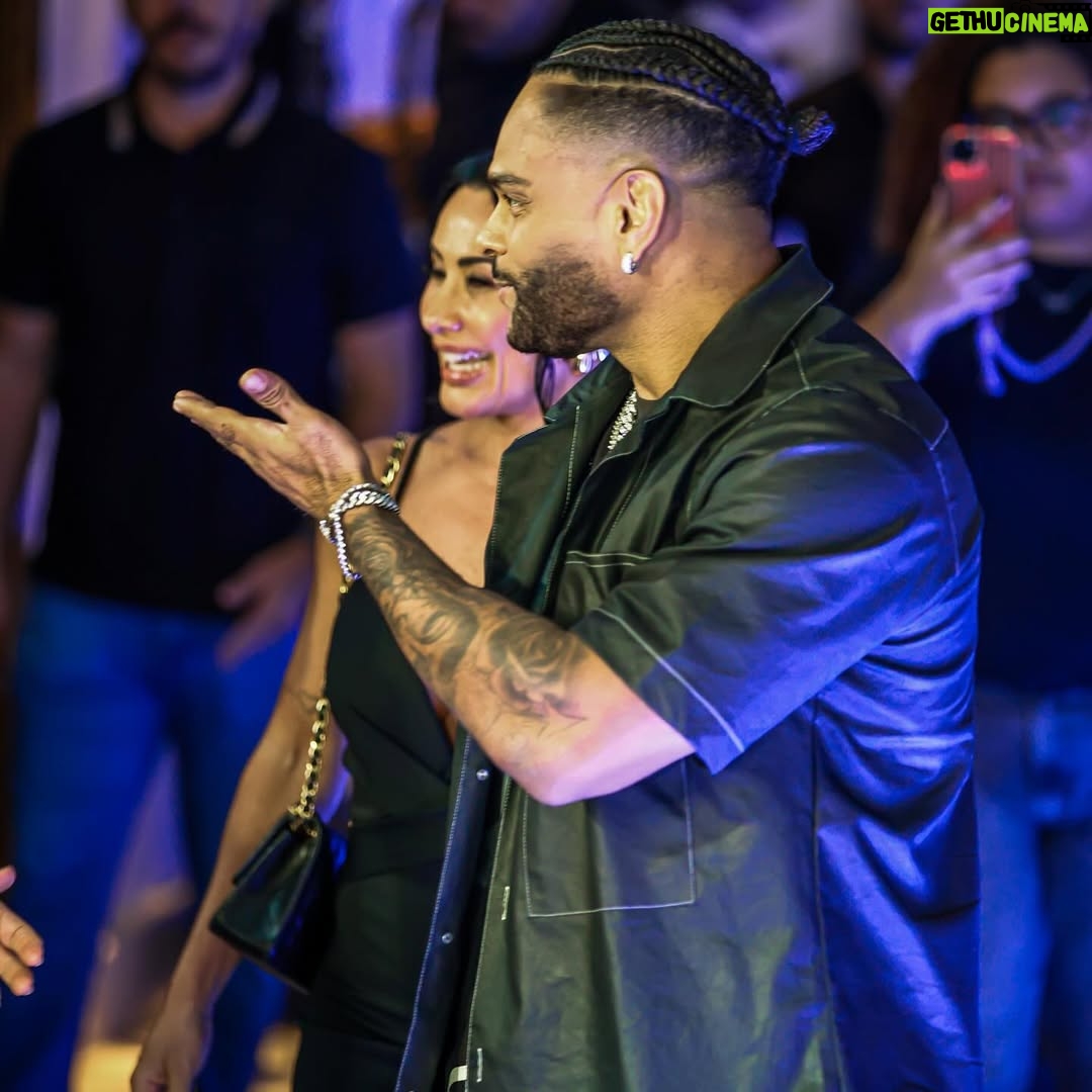 Scheila Carvalho - 91.6K Likes - Deus é Amor e se vc ama o que faz é pq Deus está no controle, e se ele está no controle tudo acontece no tempo certo, que é o tempo dele! 
Durante toda sua jornada , Deus estava ali,  ciente dos desejos do seu coração , mas precisou de toda essa trajetória para te preparar para o melhor e também para a sua história servir de inspiração para muitos meninos da periferia  assim como você , nunca desistir dos seus sonhos !! 
 Agora voe meu show Man,continue levando amor e alegria através do seu talento e musicalidade  para o Brasil e o mundo pq pra você o  universo é o limite. 
E eu estarei aqui como SEMPRE do seu  lado, aplaudindo cada conquista!  Você é o meu TOP 1. Te AMO ❤️😍🙌🏼✨
Nossa eterna gratidão @bandaparangole 
#tonysalles  #carreirasolo  #uhpaichegou