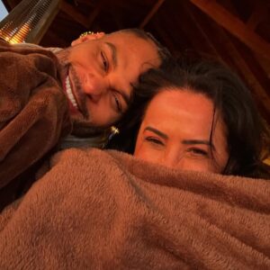 Scheila Carvalho Instagram - Um resumo da semana  que passamos em Gramado e  em Bento Gonçalves ( Vale dos Vinhedos) .  Tudo  maravilhoso! Cidade linda, Hotel, comida… e os vinhos gaúchos ? Gente!!! Estamos encantados!  O frio que tava de lascar 😂🥶, mas a recepção  carinhosa  dos gaúchos  aqueceu  nossos corações ! Com certeza voltaremos  mais vezes né B @tonysallescantor ? 
#turistandoemgramado #turismonors