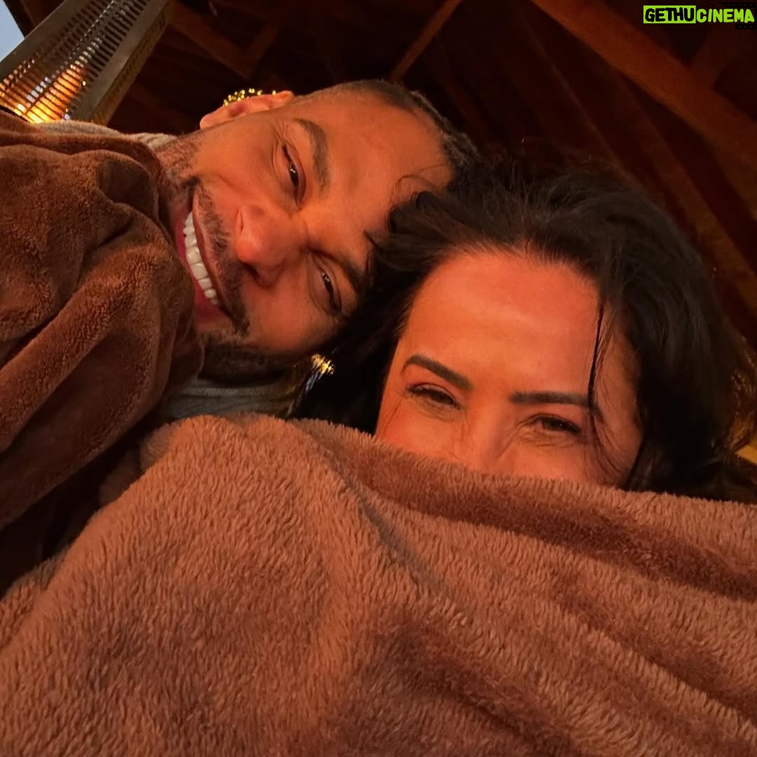 Scheila Carvalho - 77.5K Likes - Um resumo da semana  que passamos em Gramado e  em Bento Gonçalves ( Vale dos Vinhedos) .  Tudo  maravilhoso! Cidade linda, Hotel, comida… e os vinhos gaúchos ? Gente!!! Estamos encantados!  O frio que tava de lascar 😂🥶, mas a recepção  carinhosa  dos gaúchos  aqueceu  nossos corações ! Com certeza voltaremos  mais vezes né B @tonysallescantor ? 
#turistandoemgramado #turismonors