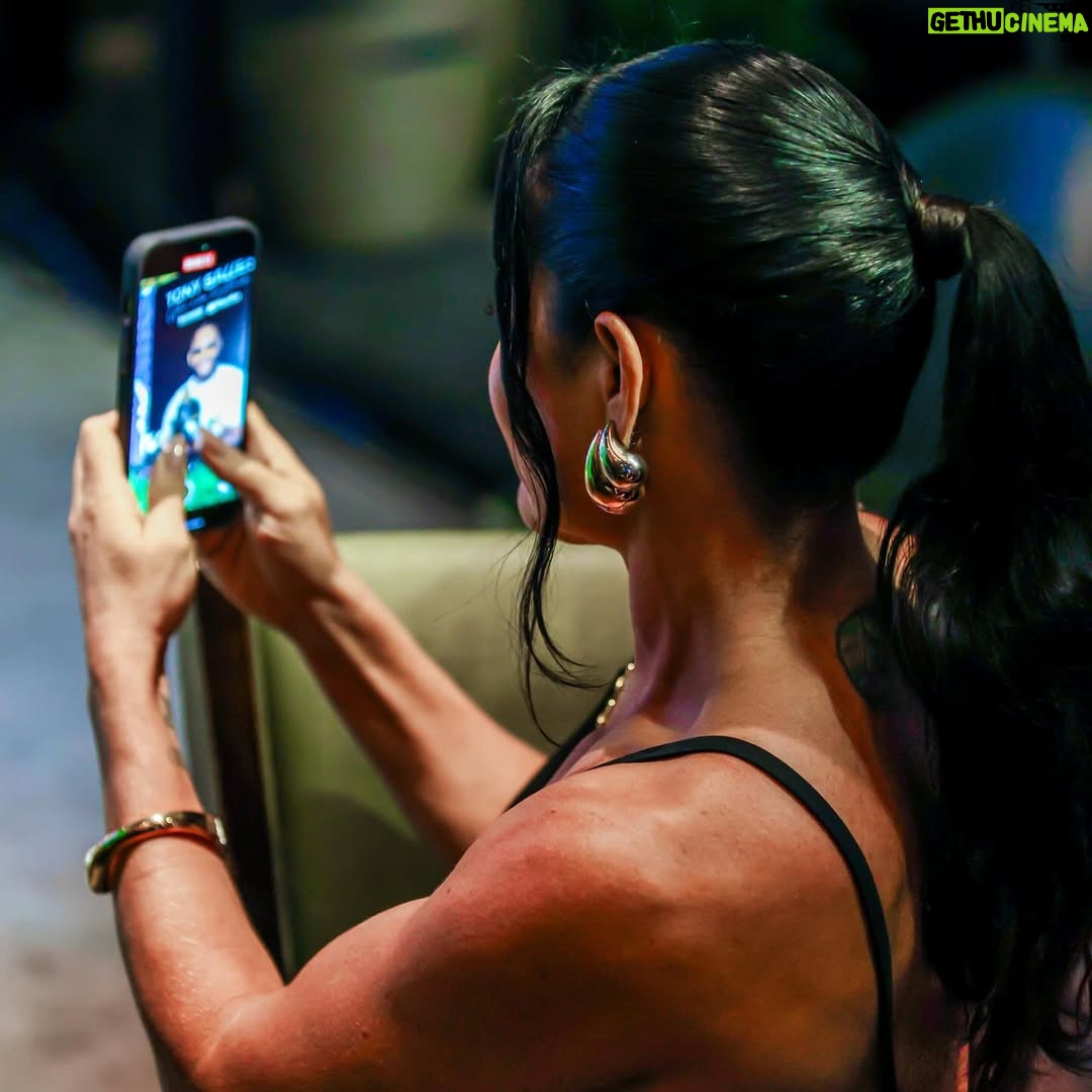 Scheila Carvalho - 91.6K Likes - Deus é Amor e se vc ama o que faz é pq Deus está no controle, e se ele está no controle tudo acontece no tempo certo, que é o tempo dele! 
Durante toda sua jornada , Deus estava ali,  ciente dos desejos do seu coração , mas precisou de toda essa trajetória para te preparar para o melhor e também para a sua história servir de inspiração para muitos meninos da periferia  assim como você , nunca desistir dos seus sonhos !! 
 Agora voe meu show Man,continue levando amor e alegria através do seu talento e musicalidade  para o Brasil e o mundo pq pra você o  universo é o limite. 
E eu estarei aqui como SEMPRE do seu  lado, aplaudindo cada conquista!  Você é o meu TOP 1. Te AMO ❤️😍🙌🏼✨
Nossa eterna gratidão @bandaparangole 
#tonysalles  #carreirasolo  #uhpaichegou