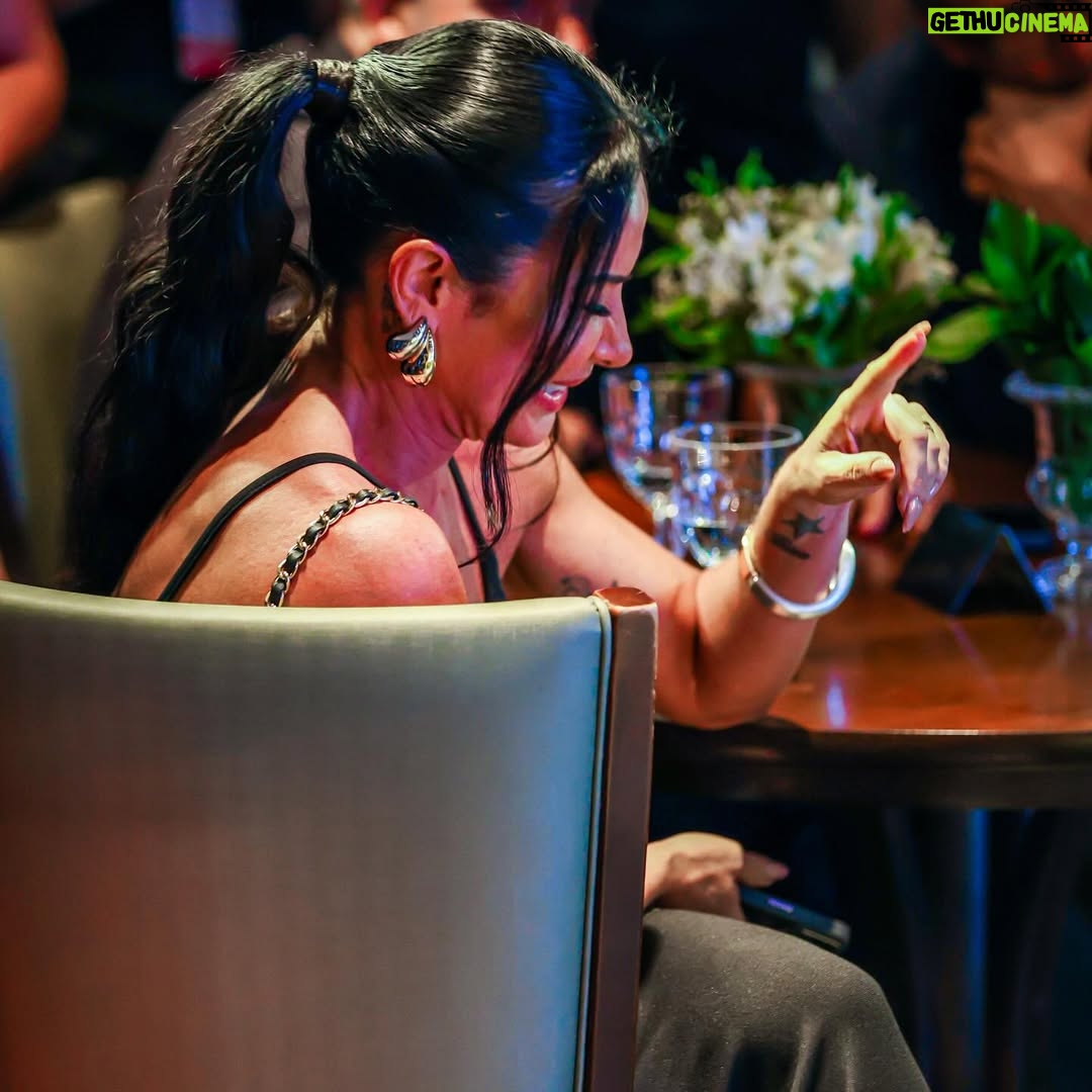 Scheila Carvalho - 91.6K Likes - Deus é Amor e se vc ama o que faz é pq Deus está no controle, e se ele está no controle tudo acontece no tempo certo, que é o tempo dele! 
Durante toda sua jornada , Deus estava ali,  ciente dos desejos do seu coração , mas precisou de toda essa trajetória para te preparar para o melhor e também para a sua história servir de inspiração para muitos meninos da periferia  assim como você , nunca desistir dos seus sonhos !! 
 Agora voe meu show Man,continue levando amor e alegria através do seu talento e musicalidade  para o Brasil e o mundo pq pra você o  universo é o limite. 
E eu estarei aqui como SEMPRE do seu  lado, aplaudindo cada conquista!  Você é o meu TOP 1. Te AMO ❤️😍🙌🏼✨
Nossa eterna gratidão @bandaparangole 
#tonysalles  #carreirasolo  #uhpaichegou