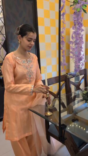 Searha Asghar Instagram - Eid Mubarak Everyone! No makeup Eid for me as I Have just recovered from a 15days Typhoid fever!  Keep us in your prayers!!, 
Will share family photos tomorrow InshaAllah! 

Wearing @kaybykiran.pk
Love and happiness! 

#colors #eid #eidmubarak
