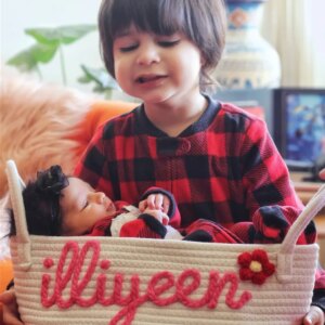 Searha Asghar Instagram - And we are happy to announce the name of our little princess 
Illiyeen Murtaza!!

Photography @amnas.photography