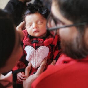 Searha Asghar Instagram - And we are happy to announce the name of our little princess 
Illiyeen Murtaza!!

Photography @amnas.photography