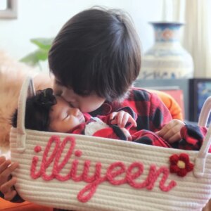 Searha Asghar Instagram - And we are happy to announce the name of our little princess 
Illiyeen Murtaza!!

Photography @amnas.photography