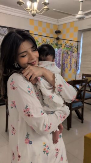 Searha Asghar Instagram - Holding her after a severe illness of 15 days, this is the feeling I can't describe in words! Alhumdulillah!! 

Wearing @minikins.pk 

#Eid #mood #happy #life #Mood