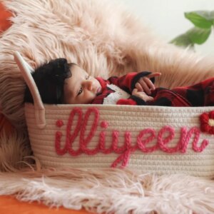 Searha Asghar Instagram - And we are happy to announce the name of our little princess 
Illiyeen Murtaza!!

Photography @amnas.photography