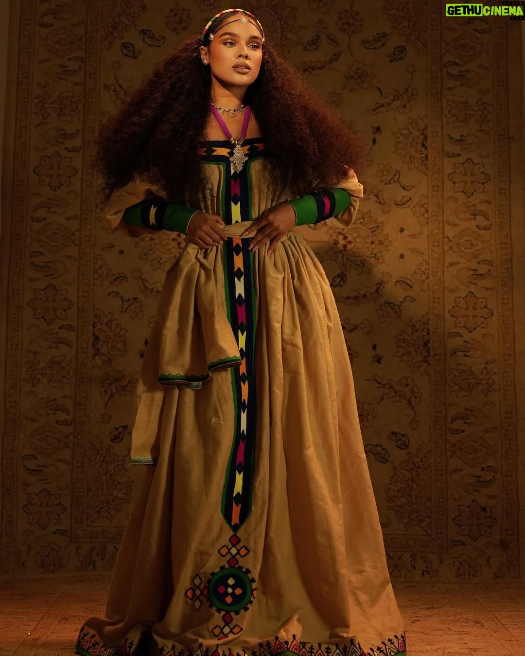 Selam Tesfaye - 45.5K Likes - ንአሸንዳ በዓል እንኻዕ አብፅሐና Beautiful ashenda dress #shbshbo_habeshakemis ( 251 96 230 8826)
Hair from @nesnes_humanhair
@fetil_picture