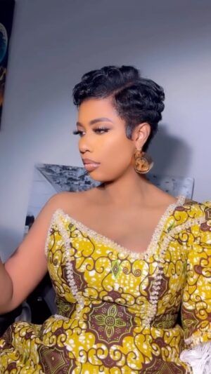 Selly Galley Instagram - But have you thanked yourself for carrying you this far?
Few months to end the year, celebrate YOU!
for every little and big thing worth celebrating 🥳
Makeup & hair @beat.by_oly
Outfit @gregjones_dfc
🎵 @epixodemusic ft. @kbkbmuzic 🫶🏻
#sellybrators #sellybration #sellybrate #Goddid #voltafashionweek #ankara