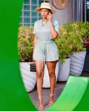 Selly Galley Instagram - When I was in pre uni, I was sitting comfortably at the back of a trotro by the window, talking on phone at kaneshie when I realized I was talking to my hand 😱 Am still looking for that guy that kwash3 -d me 😡 it was a brand new phone! ☹️
#neverforget #casualweekendstyle 👡👡 @shoezonegh