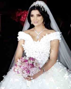 Shahd El Yaseen Instagram - ما أكون جميله وأجمل غير من أناملج يا إختي الراقيه والجميله الميكب آرتست آلاء دشتي أبدعتي في مكياجي وتسريحتي عساني ما انحرم منج وشكر كبير لج من القلب دايما" أثق فيج يالعالميه ودايما" تحرجيني بإبداع أناملج الجميله أحبج يا أجمل إخت @alabeautysalon @yousef_aljasmi