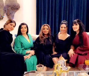 Shahd El Yaseen Instagram - يحلو جمعتنا استمتعت في الشغل معاكم والله لايفرقنا @hebaaldurri @noooralq8_new @marambloushi@ @hadiya.bader مسلسل بيت بيوت