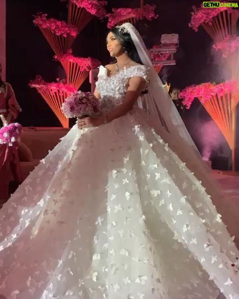 Shahd El Yaseen - 36.9K Likes - شكر خاص للمصمم العالمي المبدع الي كانت طلتي الجميله ليلة عرسي من تصميمه الرائع المصمم يوسف الجسمي جسميكو جزيل الشكر لأنك كنت مهتم بأدق التفاصيل من نفنوف العرس والطرحه وحرصت على إنك تطلعني بأجمل طله راقيه @yousef_aljasmiه