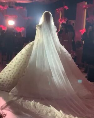 Shahd El Yaseen Instagram - شكر خاص للمصمم العالمي المبدع الي كانت طلتي الجميله ليلة عرسي من تصميمه الرائع المصمم يوسف الجسمي جسميكو جزيل الشكر لأنك كنت مهتم بأدق التفاصيل من نفنوف العرس والطرحه وحرصت على إنك تطلعني بأجمل طله راقيه @yousef_aljasmiه