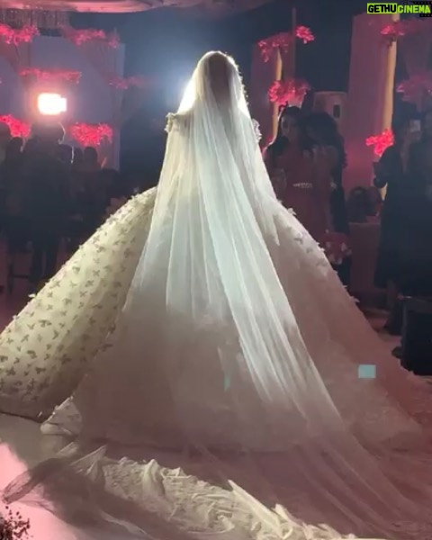 Shahd El Yaseen - 36.9K Likes - شكر خاص للمصمم العالمي المبدع الي كانت طلتي الجميله ليلة عرسي من تصميمه الرائع المصمم يوسف الجسمي جسميكو جزيل الشكر لأنك كنت مهتم بأدق التفاصيل من نفنوف العرس والطرحه وحرصت على إنك تطلعني بأجمل طله راقيه @yousef_aljasmiه