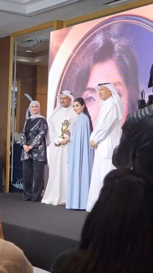 Shahd El Yaseen Instagram - تكريم مسلسل بيت حمولة شكرا على جائزة أفضل ممثلة دور اول شكرا مهرجان نجوم الفن والإعلام @elhamalfadalah @shailasabt @ghrour.safar @h.alhaddad.official @shehabaljowhar @shahdofficiall @saedalhawwari @talents_production @mq_photoshoot