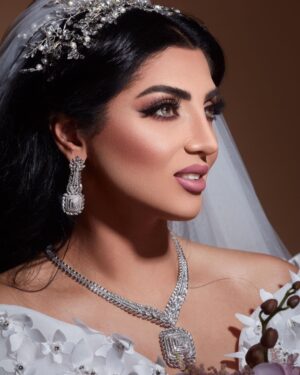 Shahd El Yaseen Instagram - الميكب آرتست آلاء دشتي أبدعتي في مكياجي وتسريحتي عساني ما انحرم منج وشكر كبير لج من القلب دايما" أثق فيج " واكيد المصور الخطير خالد القطان المبدع صراحه في تصويرة @alabeautysalon @yousef_aljasmi @photome_photography