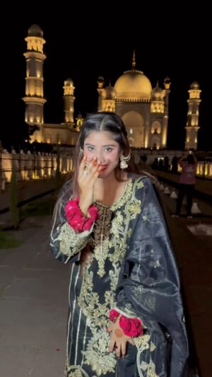 Shahina Ansari Instagram - Eid Mubarak in advance 🌙🕌🥰
Suit from @ayesha_collection_ac
#reels #explore #viral #lovers #couplegoals #eidmubarak #eid #muslim #bibikamaqbara #aurangabad