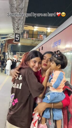Shahina Ansari Instagram - Ye vala by bhot hard raha mere liye 🥹❤️🩹
@shahinaansari481
#reels #explore #viral #love #couplesgoal #family #gudby