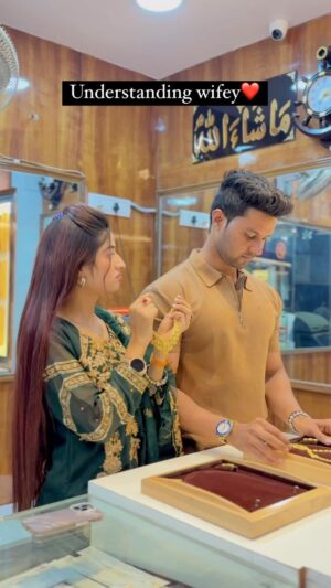 Shahina Ansari Instagram - Mehnati husband understanding wifey 🥺❤️
@little_sahilkhan_007
#reels #explore #viral #love #couplesgoals#shahinaansari481