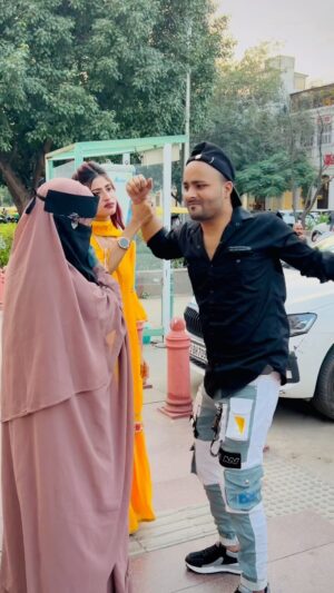 Shahina Ansari Instagram - Meri best friend par koi haath uthaye mujhe kra v nhi pasand 🥹❤️
@alizasam_500
#reels #explore #viral #love #friendshipgoals #bestfriends #bestfriendsforever