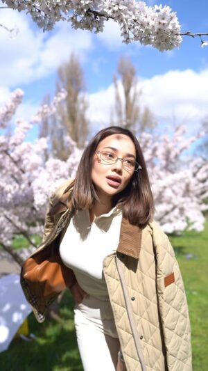 Shahlo Akhmedova Instagram - London spring vibes 🌸 just me, cherry blossoms, and endless dreams 🎈
By @diyora_photography 📹