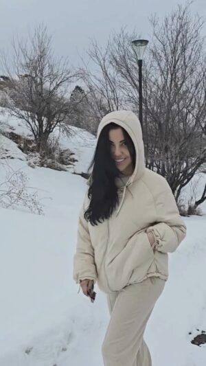 Shahzoda Instagram - Как же прекрасно встретить зиму в горах) Чистый воздух,вокруг тишина. Долгие прогулки, тёплая, душевная компания ощущение настоящего уюта #Алҳамдулиллаҳ🕊️