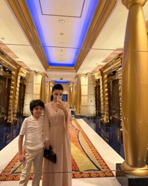Shahzoda Instagram - Сын подросток это целый мир, который открывается тебе заново каждый день😅Кажется, ещё вчера он был маленьким мальчиком🙈 Каждое его появление в комнате приносит что-то новое)) Смотришь на него и понимаешь: вот она, твоя история, которая растёт, меняется и идёт своей дорогой. И в этом есть особенная красота — наблюдать, как твой мальчик превращается в сильного, доброго, умного человека. С любовью принимаю каждую его перемену, потому что знаю : он ищет себя, а ты всегда рядом, чтобы поддержать❤️ #Алҳамдулиллаҳ🕊️