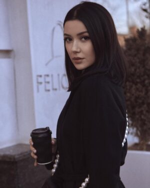 Shahzoda Matchanova Instagram - В последнее время обожаю черный цвет в одежде. К чему бы это, подскажите, психологи🙃про плохое настроение не пишите, у меня оно замечательноееее😀