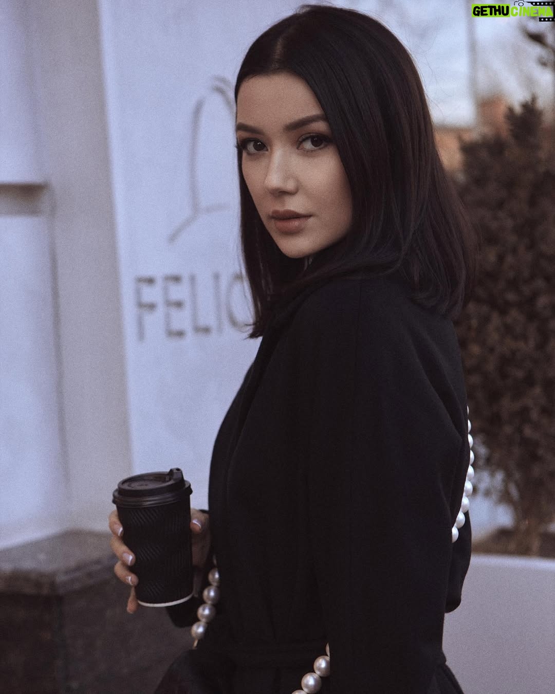 Shahzoda Matchanova - 43K Likes - В последнее время обожаю черный цвет в одежде. К чему бы это, подскажите, психологи🙃про плохое настроение не пишите, у меня оно замечательноееее😀
