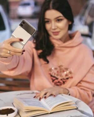 Shahzoda Matchanova Instagram - Составляю планы на следующий год🌝Сохраняю записи в телефоне. Обещаю выйти из декрета😌Заняться самореализацией. Но это не точно 🤣мне сейчас очень даже хорошо 😂
Как у вас с новогодним настроением?
