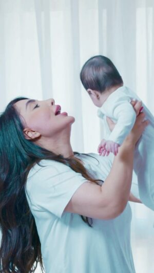 Shaima Ali Instagram - مع بامبرز بريميوم بروتاكشن بالي دايما مرتاح لانه أنعم حفاض فكل الخليج 💆🏻♀️✨
منتج يستحق التجربة لبشرة أطفالكم الناعمة👌🏻
@pampersarabia
#SoftAsAMothersTouch
#SoftestSkinDeservesSoftestPampers
#SoftnessYouCanTrust