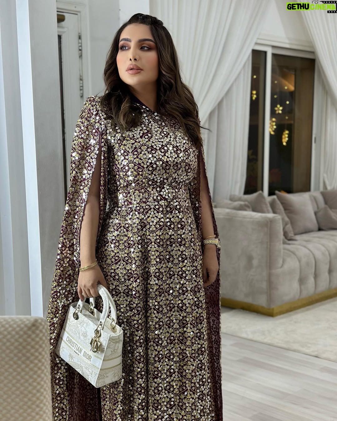 Shaima Ali - 15.9K Likes - اليوم واخيرا قررت اشوف نفسي ساعتين 🥴رحت غبقه الهام واستانست بشوفه البنات 💚

دراعتي الجميله من 
@ootd.by.s
