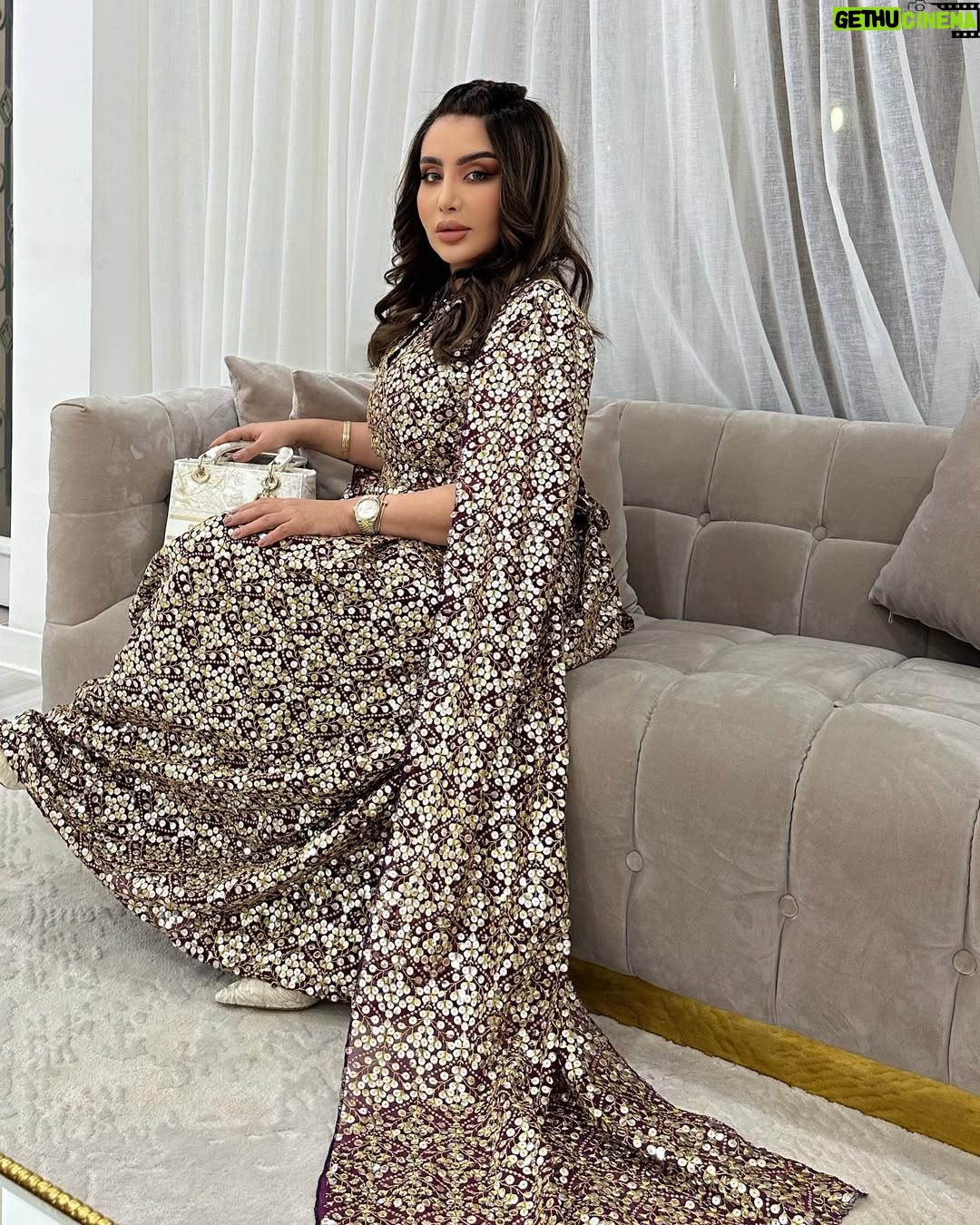 Shaima Ali - 15.9K Likes - اليوم واخيرا قررت اشوف نفسي ساعتين 🥴رحت غبقه الهام واستانست بشوفه البنات 💚

دراعتي الجميله من 
@ootd.by.s