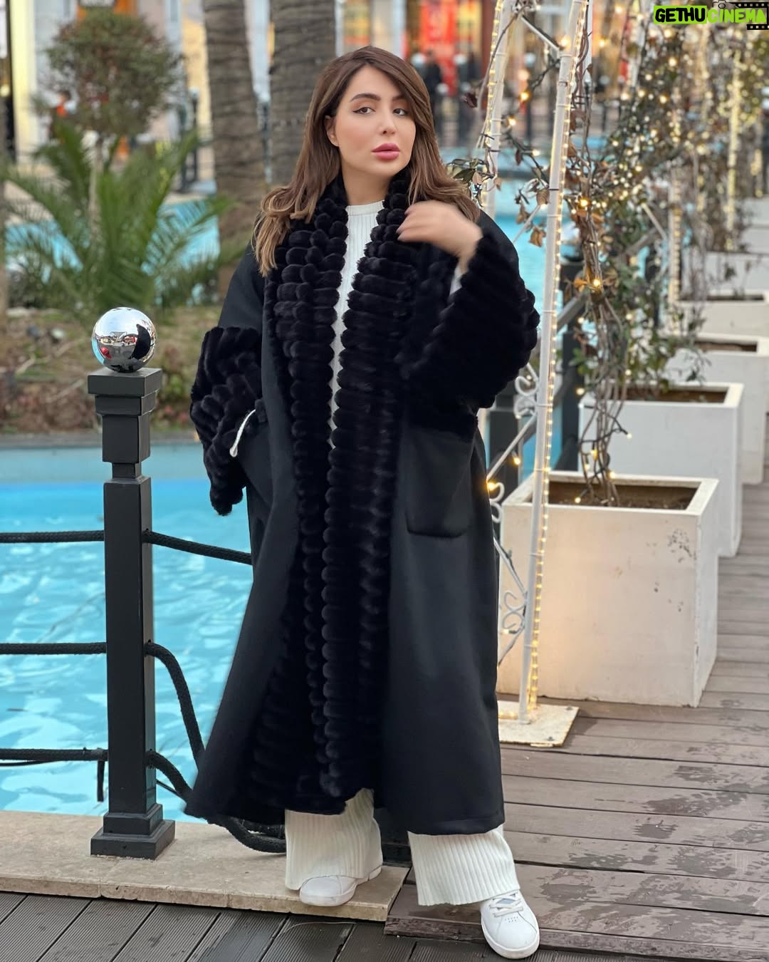 Shaima Ali - 30.5K Likes - ادري اني مقصره معاكم ربع الانستقرام 💚 اشتقتلكم 💚. البشت البي لابسته من هالاكاونت وايد عندهم اشياء حلوه وغريبه 

مريح باللبس ويدفي ويمشي مع كل شي 😍

@moodenesta
