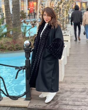 Shaima Ali Instagram - ادري اني مقصره معاكم ربع الانستقرام 💚 اشتقتلكم 💚. البشت البي لابسته من هالاكاونت وايد عندهم اشياء حلوه وغريبه
مريح باللبس ويدفي ويمشي مع كل شي 😍
@moodenesta