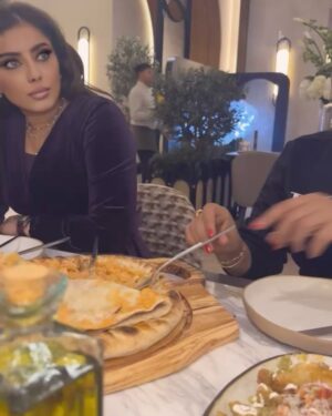 Shaima Sabt Instagram - مطعم دي لينوز الايطالي يجمع بين النكهات الايطاليه الاصليه مع لمسات مبتكرة ليقدم تجربة طعام رائعة راقية تم إطلاقة لاول مرة في الكويت 2018 ويتميز بمشاركة طهاة إيطاليين ونهجه الفريد في تقديم المأكولات
في الافتتاح التجريبي للمطعم الايطالي @delinos_bh في ستي سنتر البحرين
تصوير: @yahya_alawadhi
شعر : @rayankh7