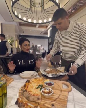 Shaima Sabt Instagram - مطعم دي لينوز الايطالي يجمع بين النكهات الايطاليه الاصليه مع لمسات مبتكرة ليقدم تجربة طعام رائعة راقية تم إطلاقة لاول مرة في الكويت 2018 ويتميز بمشاركة طهاة إيطاليين ونهجه الفريد في تقديم المأكولات
في الافتتاح التجريبي للمطعم الايطالي @delinos_bh في ستي سنتر البحرين
تصوير: @yahya_alawadhi
شعر : @rayankh7