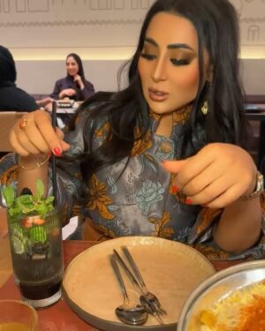 Shaima Sabt Instagram - بيت الجدر هو ليس مجرد مطعم خليجي ولكن هو رحلة غامرة في عمق تراثنا المحلي الاصيل يقدم اشهى الاطباق التقليدية التي تعكس نكهات وطعم وثقافة المطبخ الخليجي بكل تفاصيله ، بيت الجدر يجسد روح الضيافة الخليجية العربية وينقل عبق الاصاله التراثية الى قلب البحرين
في الافتتاح التجريبي للمطعم الخليجي @baitaljedder_bh في ستي سنتر البحرين
تصوير: @yahya_alawadhi