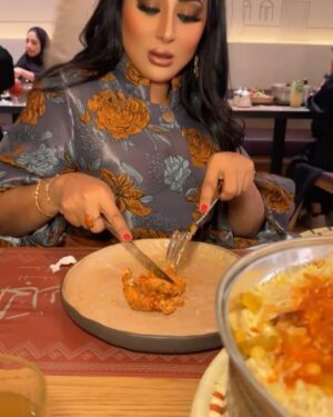 Shaima Sabt Instagram - بيت الجدر هو ليس مجرد مطعم خليجي ولكن هو رحلة غامرة في عمق تراثنا المحلي الاصيل يقدم اشهى الاطباق التقليدية التي تعكس نكهات وطعم وثقافة المطبخ الخليجي بكل تفاصيله ، بيت الجدر يجسد روح الضيافة الخليجية العربية وينقل عبق الاصاله التراثية الى قلب البحرين
في الافتتاح التجريبي للمطعم الخليجي @baitaljedder_bh في ستي سنتر البحرين
تصوير: @yahya_alawadhi