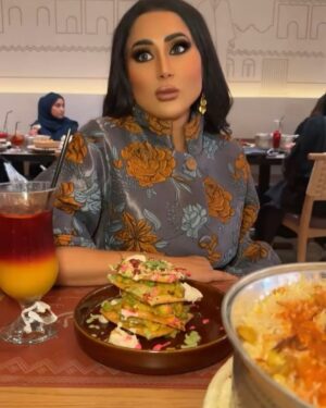 Shaima Sabt Instagram - بيت الجدر هو ليس مجرد مطعم خليجي ولكن هو رحلة غامرة في عمق تراثنا المحلي الاصيل يقدم اشهى الاطباق التقليدية التي تعكس نكهات وطعم وثقافة المطبخ الخليجي بكل تفاصيله ، بيت الجدر يجسد روح الضيافة الخليجية العربية وينقل عبق الاصاله التراثية الى قلب البحرين
في الافتتاح التجريبي للمطعم الخليجي @baitaljedder_bh في ستي سنتر البحرين
تصوير: @yahya_alawadhi