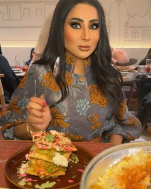 Shaima Sabt Instagram - بيت الجدر هو ليس مجرد مطعم خليجي ولكن هو رحلة غامرة في عمق تراثنا المحلي الاصيل يقدم اشهى الاطباق التقليدية التي تعكس نكهات وطعم وثقافة المطبخ الخليجي بكل تفاصيله ، بيت الجدر يجسد روح الضيافة الخليجية العربية وينقل عبق الاصاله التراثية الى قلب البحرين
في الافتتاح التجريبي للمطعم الخليجي @baitaljedder_bh في ستي سنتر البحرين
تصوير: @yahya_alawadhi