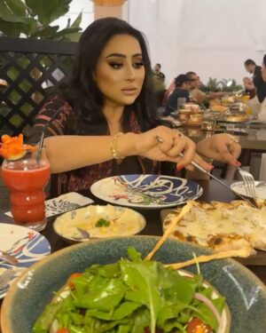 Shaima Sabt Instagram - شيشلر يقدم تجربة راقية في المأكولات التركية الأصيلة والتقليدية بلمسة عصرية ، بعد نجاح فرعة الاول في البحرين ، يفتتح الان فرعة الثاني ليواصل تقديم اطباق مبتكرة واجواء فاخرة
في الافتتاح التجريبي لمطعم @sisler_bahrain التركي في ستي سنتر البحرين
مكياج: @ghaida_makeup
شعر : @rayankh7
تصوير: @yahya_alawadhi