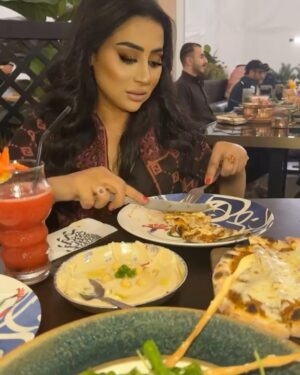 Shaima Sabt Instagram - شيشلر يقدم تجربة راقية في المأكولات التركية الأصيلة والتقليدية بلمسة عصرية ، بعد نجاح فرعة الاول في البحرين ، يفتتح الان فرعة الثاني ليواصل تقديم اطباق مبتكرة واجواء فاخرة
في الافتتاح التجريبي لمطعم @sisler_bahrain التركي في ستي سنتر البحرين
مكياج: @ghaida_makeup
شعر : @rayankh7
تصوير: @yahya_alawadhi