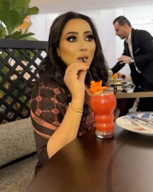 Shaima Sabt Instagram - شيشلر يقدم تجربة راقية في المأكولات التركية الأصيلة والتقليدية بلمسة عصرية ، بعد نجاح فرعة الاول في البحرين ، يفتتح الان فرعة الثاني ليواصل تقديم اطباق مبتكرة واجواء فاخرة
في الافتتاح التجريبي لمطعم @sisler_bahrain التركي في ستي سنتر البحرين
مكياج: @ghaida_makeup
شعر : @rayankh7
تصوير: @yahya_alawadhi