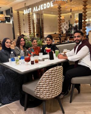 Shaima Sabt Instagram - مطعم دي لينوز الايطالي يجمع بين النكهات الايطاليه الاصليه مع لمسات مبتكرة ليقدم تجربة طعام رائعة راقية تم إطلاقة لاول مرة في الكويت 2018 ويتميز بمشاركة طهاة إيطاليين ونهجه الفريد في تقديم المأكولات
في الافتتاح التجريبي للمطعم الايطالي @delinos_bh في ستي سنتر البحرين
تصوير: @yahya_alawadhi
شعر : @rayankh7