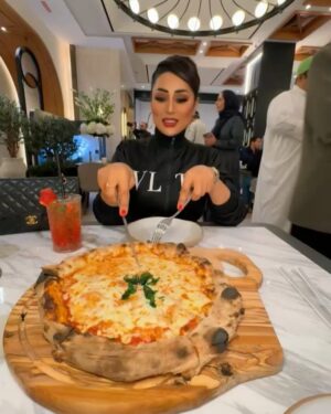 Shaima Sabt Instagram - مطعم دي لينوز الايطالي يجمع بين النكهات الايطاليه الاصليه مع لمسات مبتكرة ليقدم تجربة طعام رائعة راقية تم إطلاقة لاول مرة في الكويت 2018 ويتميز بمشاركة طهاة إيطاليين ونهجه الفريد في تقديم المأكولات
في الافتتاح التجريبي للمطعم الايطالي @delinos_bh في ستي سنتر البحرين
تصوير: @yahya_alawadhi
شعر : @rayankh7