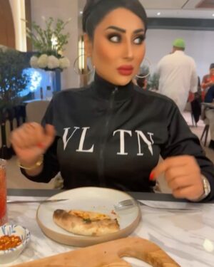 Shaima Sabt Instagram - مطعم دي لينوز الايطالي يجمع بين النكهات الايطاليه الاصليه مع لمسات مبتكرة ليقدم تجربة طعام رائعة راقية تم إطلاقة لاول مرة في الكويت 2018 ويتميز بمشاركة طهاة إيطاليين ونهجه الفريد في تقديم المأكولات
في الافتتاح التجريبي للمطعم الايطالي @delinos_bh في ستي سنتر البحرين
تصوير: @yahya_alawadhi
شعر : @rayankh7