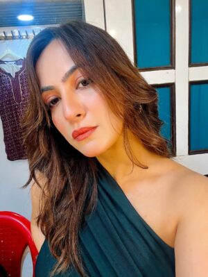 Shalini Mahhall Instagram - “Love yourself, and don’t apologize for it,” 🌟💋🎬
#entertainer #shalinimahhall
