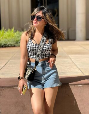 Shalini Mahhall Instagram - kinda have feelings but then again
kinda heartless !! 🖤
#entertainer
#shalinimahhall